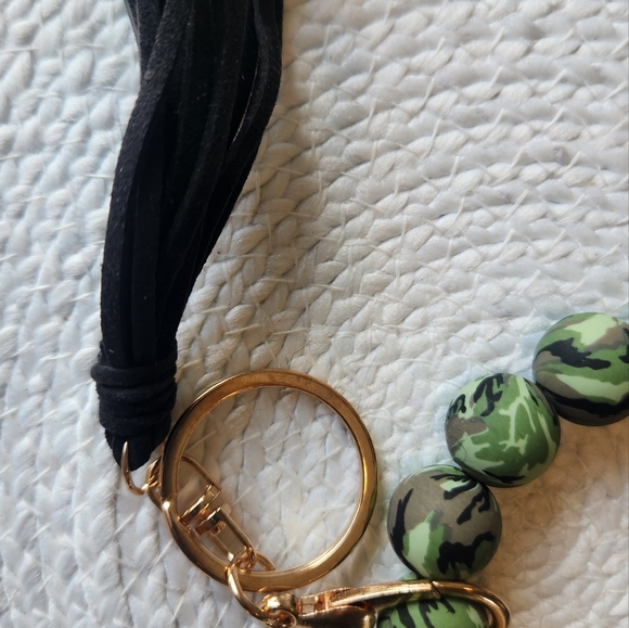 Silicone beaded keychain bracelet BNWOT - Picture 4 of 4